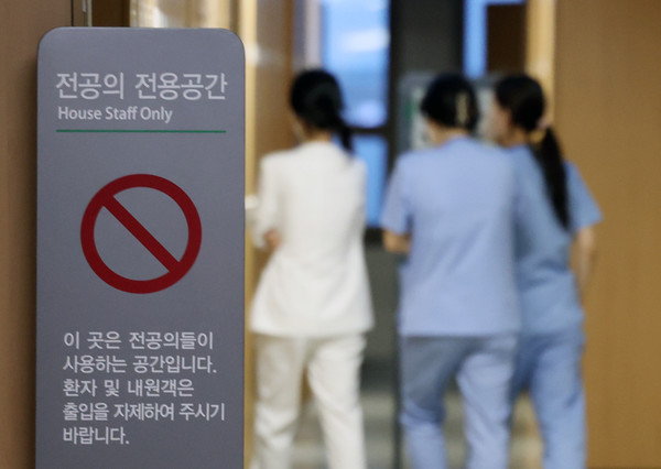 이른바 '빅5' 병원의 전공의들이 집단으로 사직서를 제출하기로 한 가운데 19일 서울의 한 대학병원 전공의 전용 공간에서 의료진이 이동하고 있다. 출처=연합뉴스