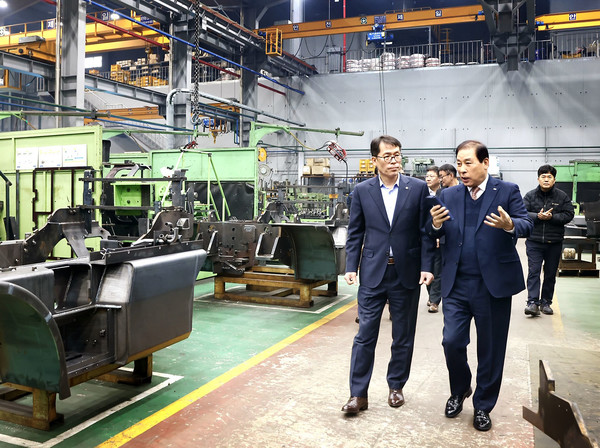 20일 김성태 IBK기업은행장(왼쪽)이 남동국가산업단지의 우진이엔지를 방문해 서정범 대표에게 작업 공정에 관한 설명을 듣고 있다. 출처=IBK기업은행