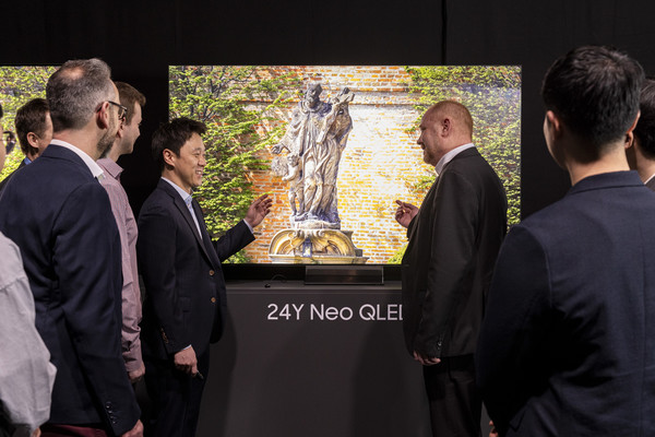20일(현지시간) 독일 프랑크푸르트 '2024 유럽 테크세미나'에서 참석자들이 삼성전자의 2024년형 Neo QLED 8K 신제품을 살펴보고 있다. 출처=삼성전자