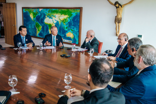 정의선 회장이 룰라 대통령 (왼쪽 세번째), 제랄도 알크민 부통령(왼쪽 네번째) 등 정부 관계자들과 면담하고 있다. 사진=현대차그룹