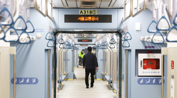 지난 23일 서울 강남구 수서역에서 열린 광역급행철도(GTX)-A 수서-동탄 구간 영업 시운전 행사에서 SG레일 관계자들이 열차 내부를 점검하고 있다. 사진=연합뉴스