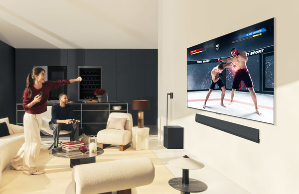 LG전자가 AI 성능을 강화한 신규 프로세서로 더 선명한 화질과 풍성한 공간 음향을 제공하는 2024년형 LG 올레드 TV와 QNED TV를 출시한다. 모델들이 2024년형 LG 올레드 TV로 콘텐츠를 즐기는 모습. 출처=LG전자