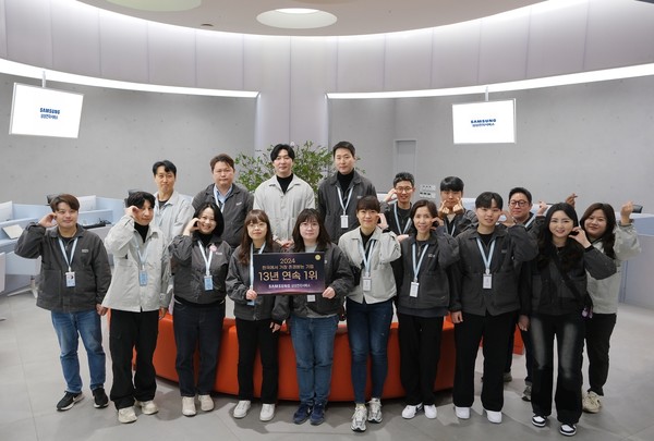 삼성강남 서비스센터 엔지니어들이 '2024 한국에서 가장 존경받는 기업' 1위 선정을 기념해 촬영하고 있다. 출처=삼성전자서비스