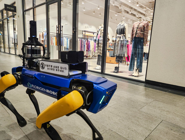 26일 인천시 연수구에 위치한 현대프리미엄아울렛 송도점 폐점 후 4족 보행 로봇 '스폿'이 2층 복도를 순찰하고 있다. 사진=현대프리미엄아울렛