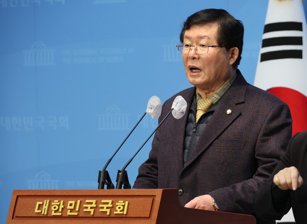 더불어민주당 설훈 의원이 28일 국회 소통관에서 탈당 기자회견을 하고 있다. 출처=연합뉴스