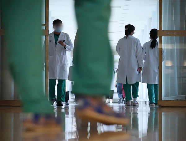 전공의 집단이탈 열흘째이자 정부가 제시한 복귀 시한인 29일 서울 시내의 한 대학병원에서 의료진이 이동하고 있다. 출처=연합뉴스