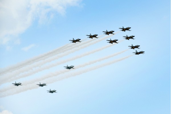 블랙이글스와 FA-50PH가 우정비행을 하고 있다. 사진=KAI