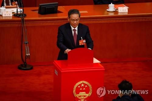 리창 중국 총리가 전인대에서 업무보고를 하고 있다. 출처=연합뉴스
