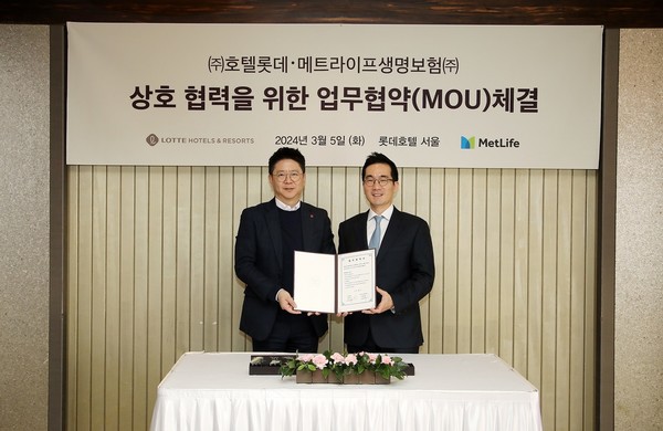 (오른쪽) 전원태 메트라이프생명 최고마케팅책임자(CMO) 전무와 양재혁 롯데호텔 마케팅전략부문장 상무가 지난 5일 롯데호텔 서울에서 메트라이프생명과 롯데호텔의 상호협력을 위한 협약식을 진행했다. 출처=메트라이프생명
