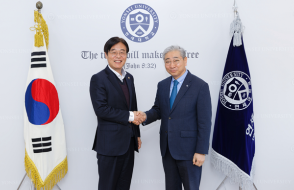김형렬 행복청장(왼쪽)이 8일 연세대 언더우드관에서 윤동섭 연세대 총장과 행복도시 우수대학 유치를 위한 면담을 가진뒤 악수를 나누고 있다. 출처=행복청