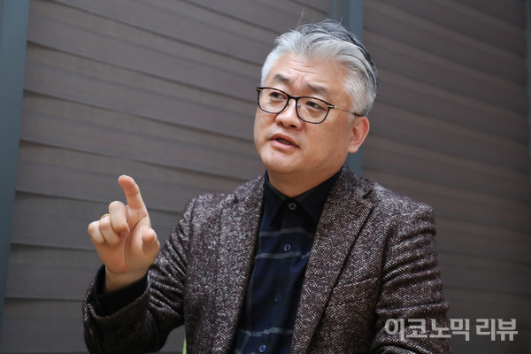 송 교수가 기자의 질문에 답하고 있다. 사진=김연정 객원기자