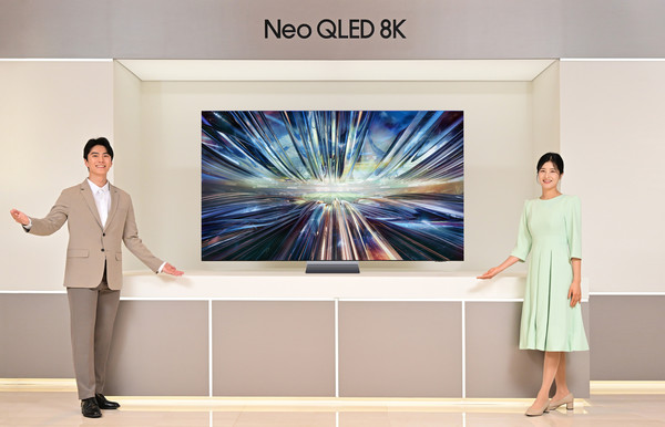 삼성전자 모델이 역대급 성능의 '3세대 AI 8K 프로세서'를 탑재한 2024년형 Neo QLED 8K TV 신제품을 소개하고 있다. 출처=삼성전자