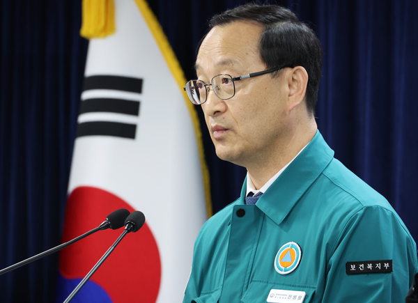 전병왕 중앙재난안전대책본부 제1통제관(보건복지부 보건의료정책실장)이 15일 정부서울청사에서 의사 집단행동 중앙재난안전대책본부 브리핑을 하고 있다. 사진=연합뉴스