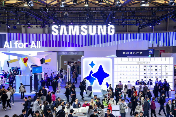 AWE 2024가 열리고 있는 중국 상하이 삼성전자 전시관에서 관람객들이 다양한 제품과 솔루션들을 체험하고 있다. 출처=삼성전자