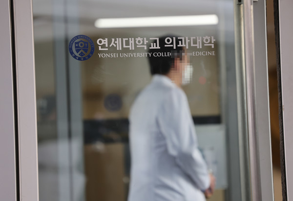 정부의 의료개혁 방침에 대한 향후 대응 방안을 결정하기 위해 연세대 의대 교수들의 회의가 열린 18일 오후 서울 서대문구 연세대학교 의과대학으로 의료진이 들어가고 있다. 사진=연합뉴스