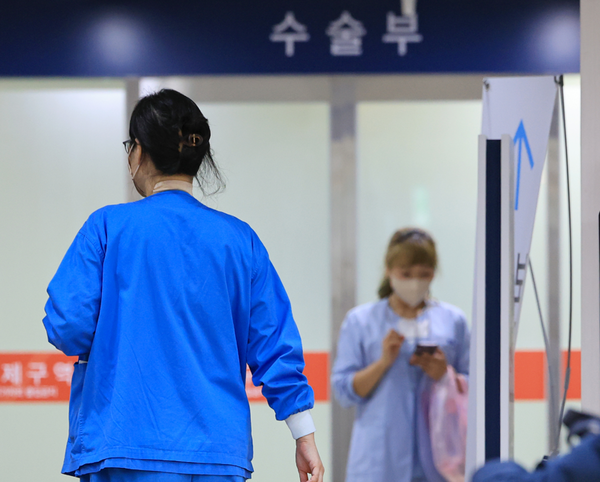 서울의 한 대형병원 간호사가 수술실로 향하고 있다. 사진=연합뉴스