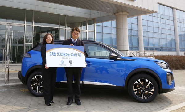 스텔란티스코리아 방실 대표이사(왼쪽)와 서영대학교 김순곤 부총장. 사진=스텔란티스코리아