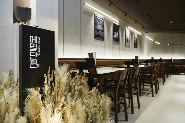 메밀단편 매장 전경. 출처=교촌에프앤비