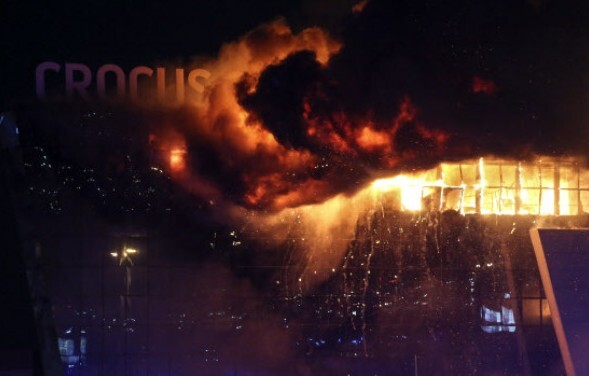 테러범들의 방화로 모스크바 크로커스 시티홀 공연장이 지붕이 내려앉는 불길에 휩쌓이고 있다. 사진 = 연합뉴스.