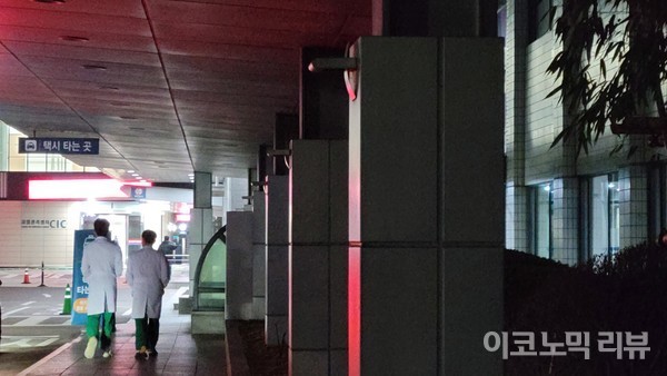빅5 병원 가운데 하나인 서울아산병원 소속 의사들이 병원 입구를 향해 걸어가고 있다. 사진=이혜진 기자