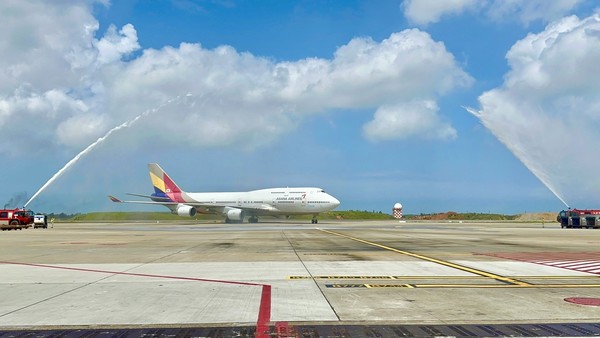 아시아나항공 B747 여객기가 25일(현지시간) 타이베이 타오위안 국제공항에 도착해 마지막 운항 기념 물대포 환영을 받고 있다. 사진=아시아나항공