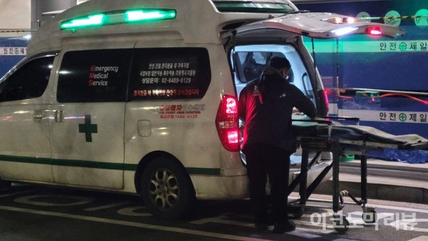 25일 오후 서울 서대문구 연세대 세브란스병원 응급실 입구 앞에 응급차가 있다. 사진=이혜진 기자