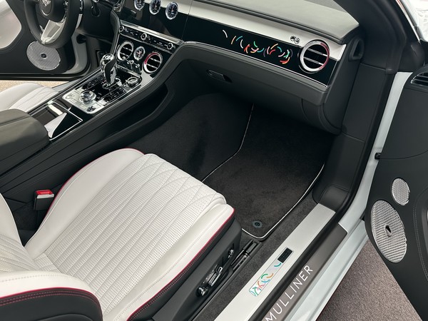 트레이플레이드와 대시보드에 더해진 컬러밴드 포인트. 사진=이코노믹리뷰 이소영