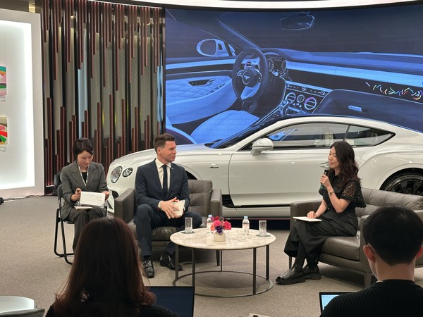 (오른쪽부터)하태임 작가와 크리스티안 슐릭 상무. 사진=이코노믹리뷰 이소영