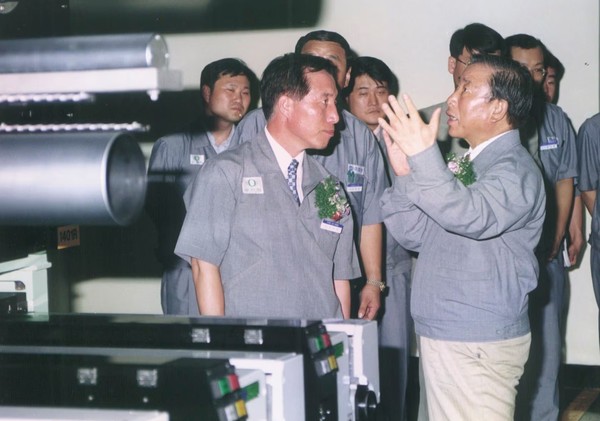 1999년 6월 스판덱스 공장 준공식에 참석한 조석래 효성 명예회장(앞줄 오른쪽). 사진 = 효성그룹.