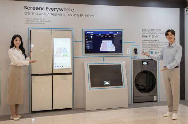 삼성전자 모델이 AI 기반으로 연결성과 사용성이 업그레이드된 신제품을 소개하고 있다. 출처=삼성전자
