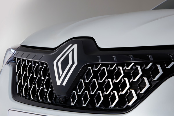 뉴 르노 아르카나의 전면에 새롭게 반영된 로장주 엠블럼. 사진=르노코리아