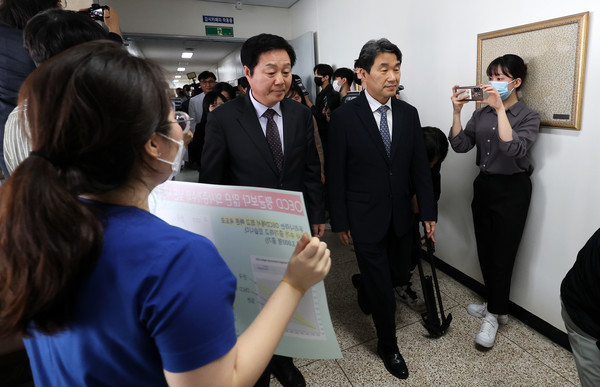  이주호 부총리 겸 교육부 장관이 5일 오후 대전시 중구 문화동 충남대학교 보운캠퍼스에서 총장, 의과대학 학장, 병원장 등과 간담회를 하기 위해 이동하던 중 의대 교수와 학생들의 항의를 받고 있다. 사진=연합뉴스