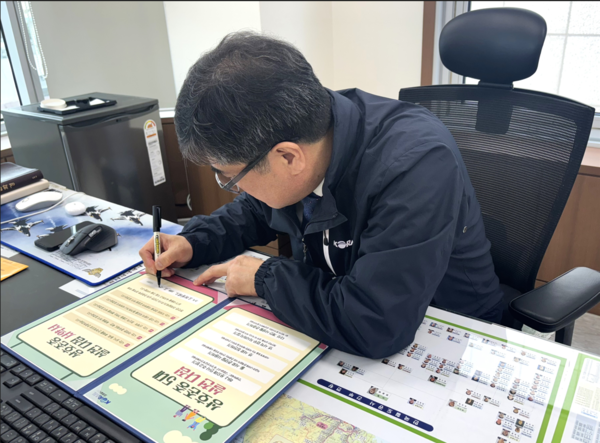 조대식 대표이사가 '상호존중 실천 다짐 서약서'에 서명하고 있다. 출처=코레일테크