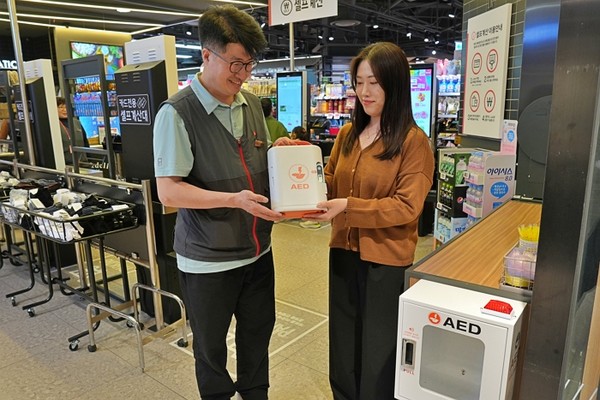 롯데슈퍼 프리미엄 잠실점에서 직원이 자동심장충격기를 살펴보고 있다. 사진=롯데슈퍼