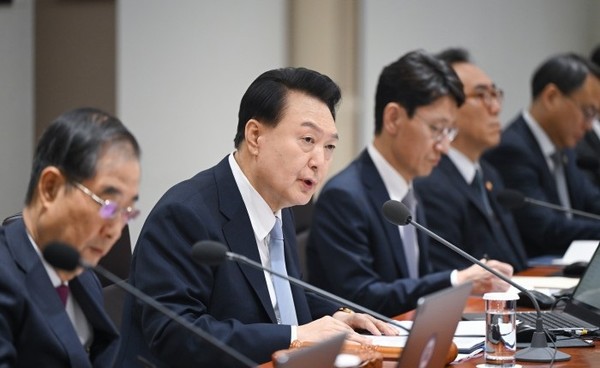윤석열 대통령이 16일 오전 서울 용산구 대통령실 청사에서 국무회의를 주재하고 있다. 사진 = 대통령실.