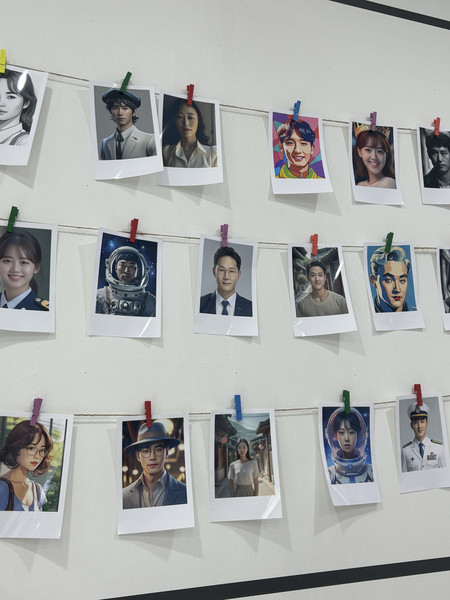 KT부스에는 AI 크리에이터를 활용해 만든 이미지들이 전시돼 있다. 사진=신경민 기자.