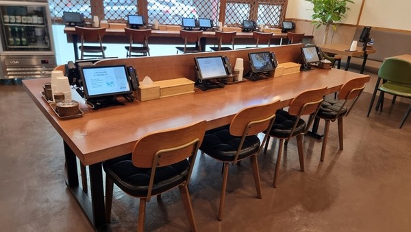 1인석과 단체석으로 사용가능하도록 구성된 테이블. 사진=이하영