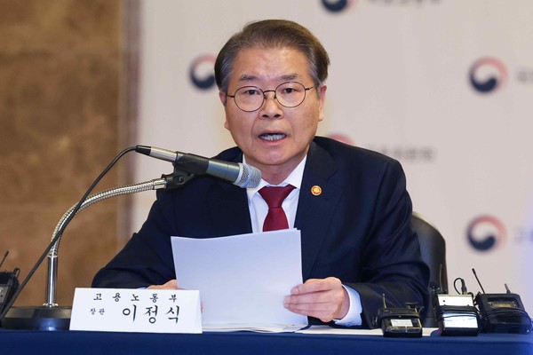 이정식 고용노동부 장관이 최근 서울 대한건설협회에서 열린 건설업 임금체불 해소 등을 위한 간담회에서 발표하고 있다(자료사진). 출처=연합뉴스