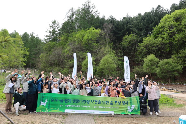 소상공인과 주민 70여명이 22일 지구의 날을 맞아 국립백두대간수목원 진달래원에서 만병초를 심은뒤 단체촬영을 하고 있다. 출처=한수정