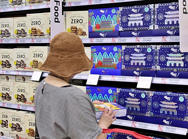 롯데웰푸드가 한국을 방문한 외국인 관광객을 겨냥해  ‘빼빼로 랜드마크 에디션’ 2종을 선보인다. 출처=롯데웰푸드