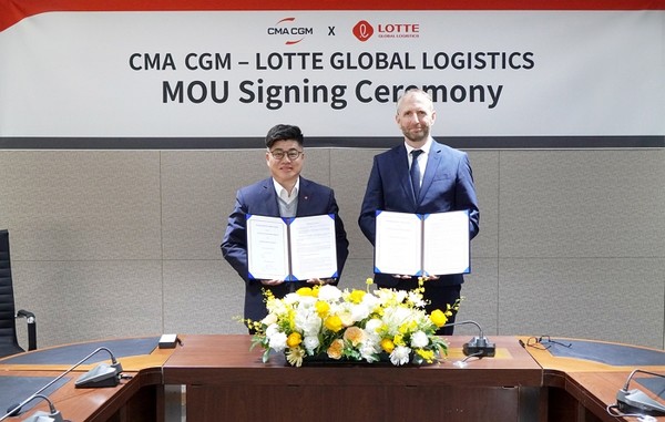 롯데글로벌로지스가 글로벌 3위 해운사인 프랑스 CMA CGM과 전략적 파트너십(MOU)을 체결했다고 29일 밝혔다.강병구 롯데글로벌로지스 대표이사(왼쪽), 보 웨그너 CMA CGM 아시아태평양 CEO. 사진=롯데글로벌로지스