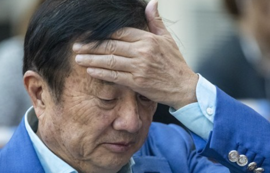 런정페이 화웨이 창업주가 기자들과 만나 이야기를 하고 있다. 사진=연합뉴스