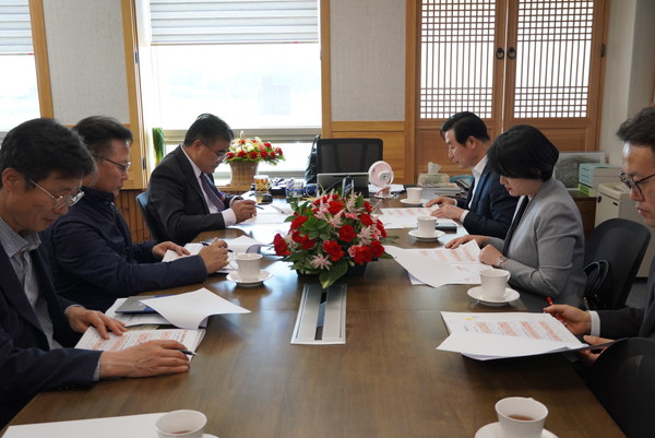 김두중 충남신용보증재단 이사장이 8일 서천군과 가진 정책간담회에서 자료를 살펴보고 있다. 출처=충남신보