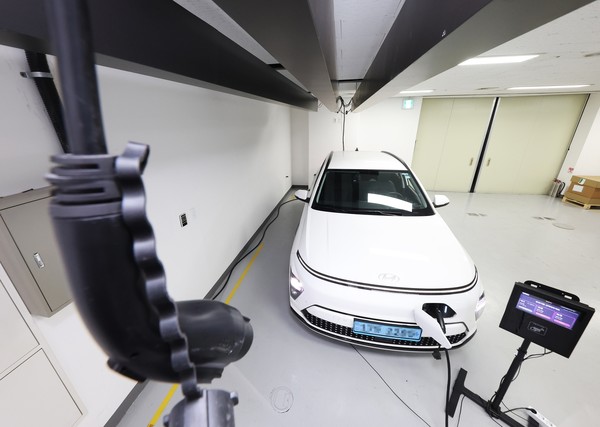 LG유플러스가 한화 건설부문, 제니스코리아, 집풀엔지니어링 등과 함께 개발한 천장형 충전기. 출처=연합뉴스