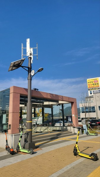 지하철 역 앞에 공유 킥보드가 방치되어 있다. 사진=최진홍 기자