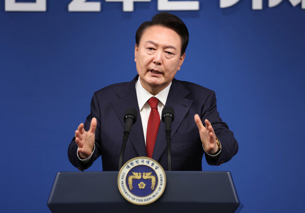 윤석열 대통령이 9일 오전 서울 용산 대통령실 청사 브리핑실에서 열린 '윤석열정부 2년 국민보고 및 기자회견'에서 취재진의 질문에 답하고 있다. 사진 = 연합뉴스.