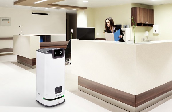 양문형 LG 클로이 서브봇은 4칸의 서랍에 이송 중인 의약품의 도난, 분실 등을 방지하는 보안∙잠금장치를 탑재했다. 또 AI가 정밀하게 주변 사물 정보를 분석, 공간을 지도화해 복잡한 병원 내 공간을 안정적으로 주행한다. 사진은 다양한 B2B 현장에서 운영 중인 LG 클로이 서브봇. 출처=LG전자
