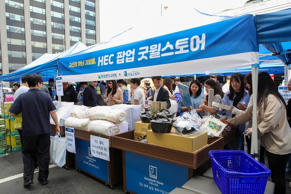 현대엔지니어링 계동 본사에 마련된 굿윌스토어 팝업스토어에서 임직원과 지역민들이 물품을 구경하고 있다.