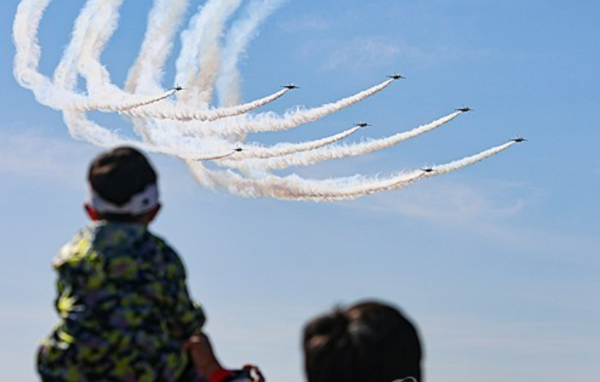 블랙이글스 곡예비행 감상하는 어린이 (사진=연합뉴스)