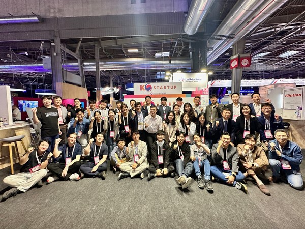 최근 프랑스 파리에서 열린 '비바테크 2024'에서 'K-스타업관'에 참여한 창업기업 관계자들이 기념촬영을 하고 있다. 출처=창업진흥원